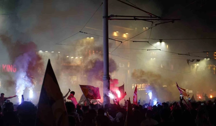 Taksim sarı-kırmızıya büründü
