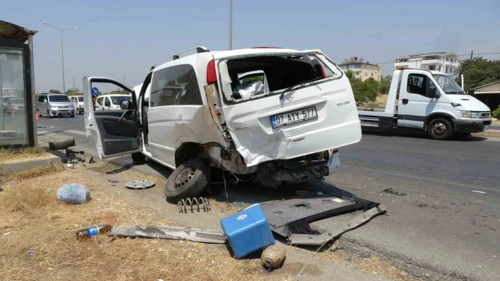 Tali yoldan çıkan minibüse otomobiller çarptı: 5 yaralı
