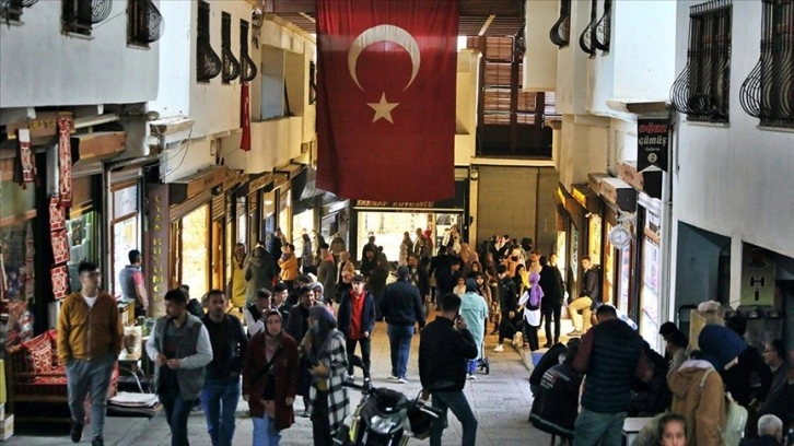 Tarihi Maraş Çarşısı'nda bayram arifesi yoğunluğu yaşanıyor