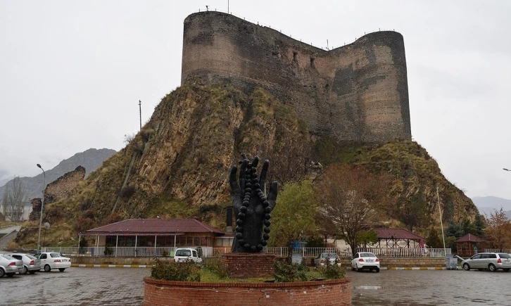 Tarihi Oltu Kalesi turizme kazandırılıyor
