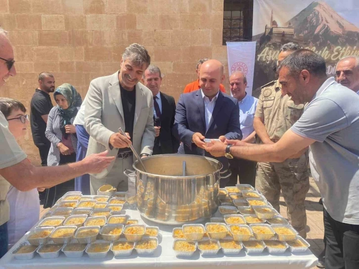 Tarihi Saray’da bin kişilik aşure ikramı
