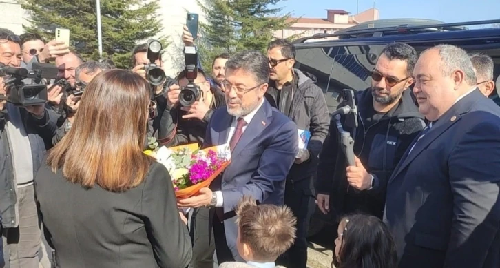 Tarım Bakanı’ndan Vali ve gazeteciye kadınlar günü hediyesi
