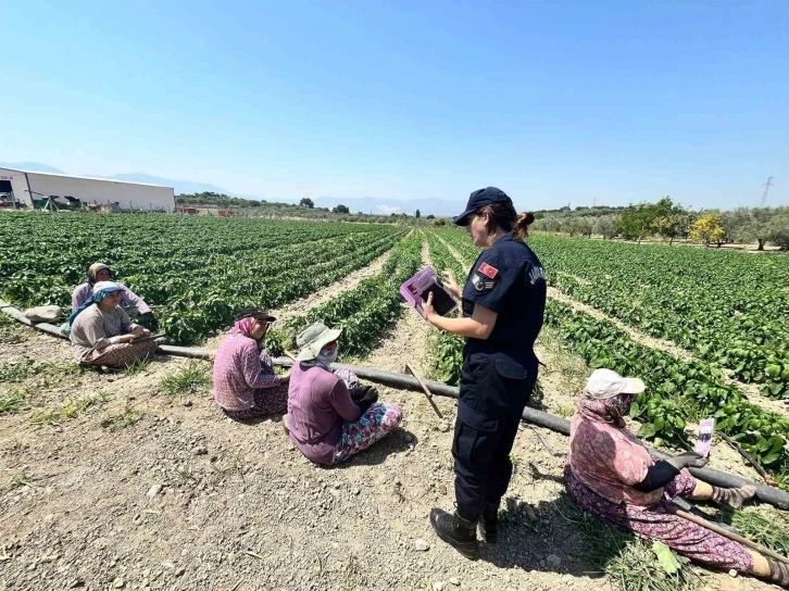 Tarım işçisi kadınlara KADES uygulaması yükletildi
