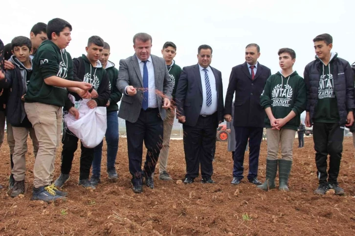 Tarım lisesi öğrencileri ilk tohumları toprağa bıraktı
