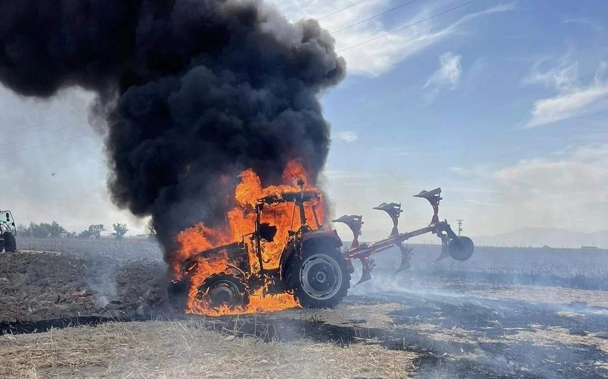 Tarla sürerken traktör alev aldı
