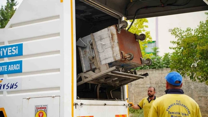 Tarsus’ta çöp konteynerleri yıkanarak dezenfekte ediliyor
