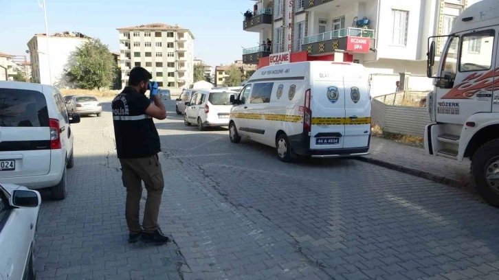 Tartıştığı kardeşini silahla yaralayıp polise teslim oldu
