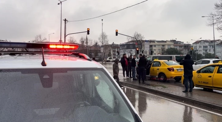 Tartıştığı taksi şoförünü boynundan bıçakladı
