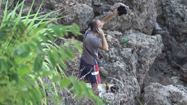 Tasmasından kurtulan köpek 20 metrelik kayalıklardan aşağı düştü
