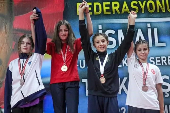 Taşoluk Belediye Spor Kulübü’nden bir şampiyon, bir üçüncülük
