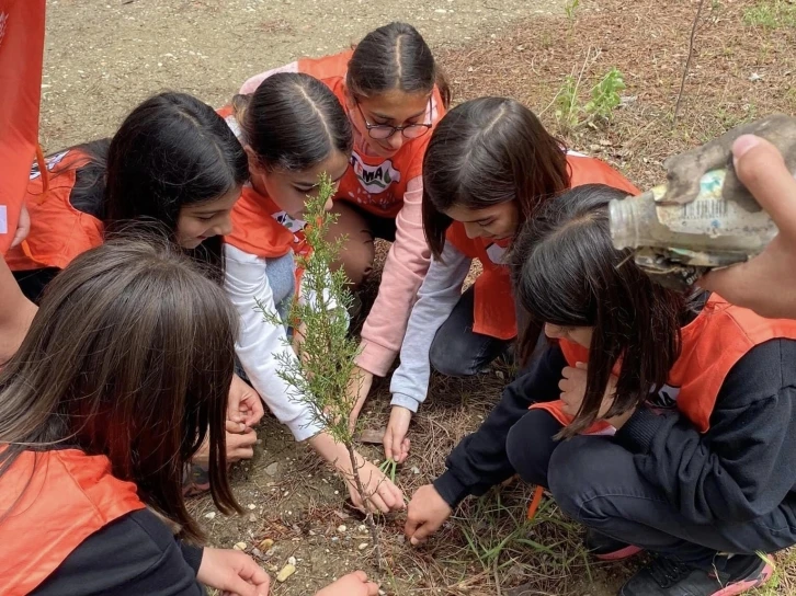 Taşova’da minik doğaseverler parkta fidan dikti
