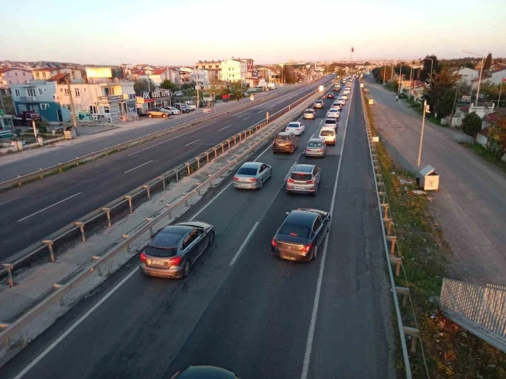 Tatil dönüşü trafik çilesi: Tekirdağ-İstanbul yolunda trafik durma noktasına geldi
