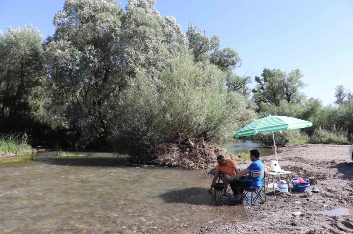 Tatile gidemeyenler akın ediyorlar, eşsiz doğası ve serin suyuyla ferahlıyorlar
