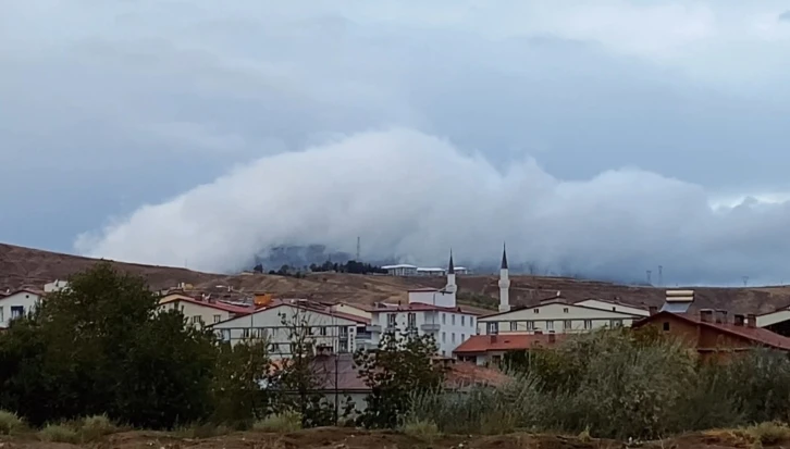 Tatvan’da yağmur bulutları görsel şölen oluşturdu
