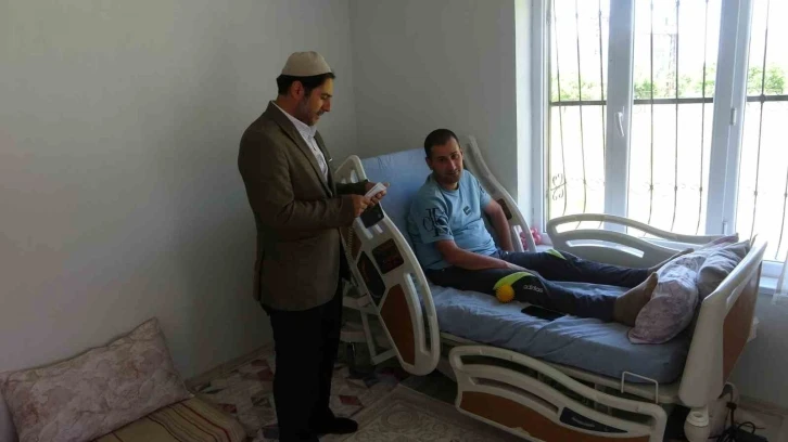 Tatvanlı imam camiye gelemeyen engelli vatandaşların evlerine giderek hutbe okuyor
