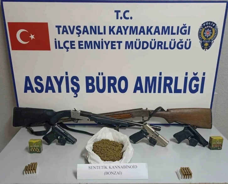 Tavşanlı’da araçlarında ve evlerinde silah ve uyuşturucu bulunan 2 kişi tutuklandı
