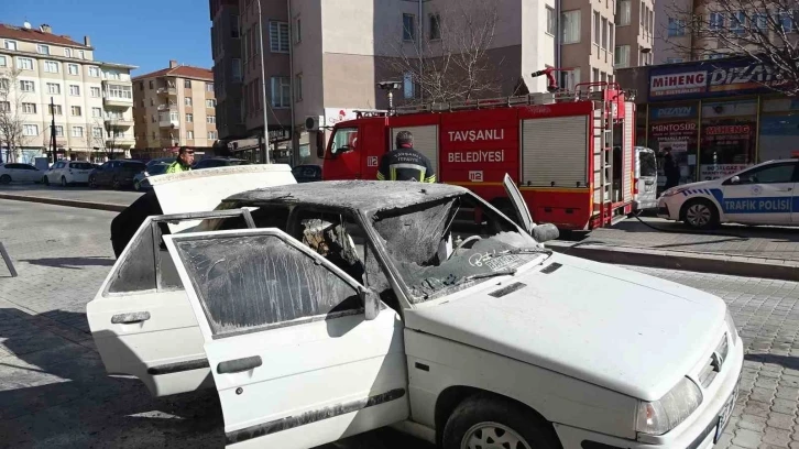 Tavşanlı’da park halindeki otomobil alev aldı
