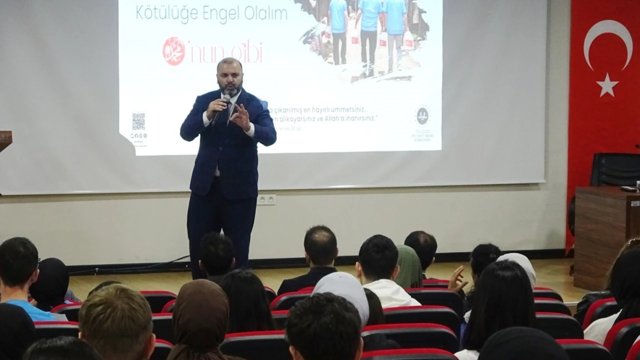 Tavşanlı’da "Peygamberimiz ve Karakter İnşası“ konulu konferans
