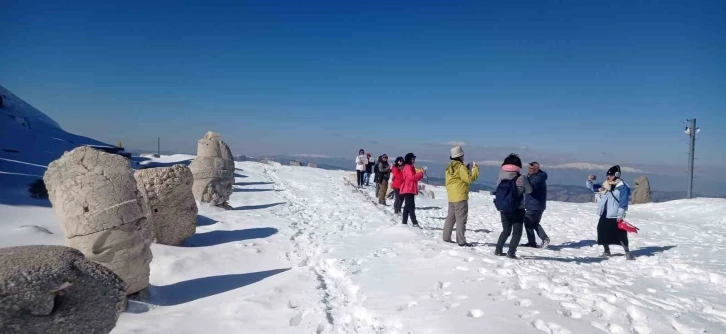 Taylandlı turistler Nemrut’un zirvesinde
