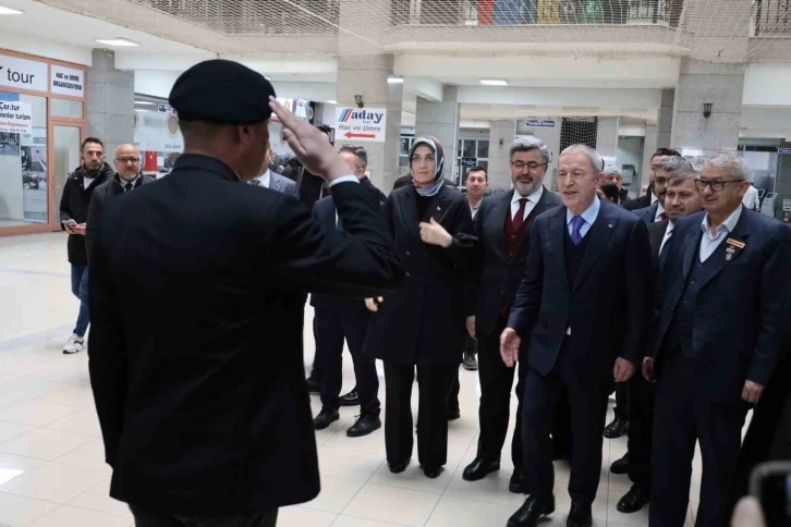 TBMM Milli Savunma Komisyonu Başkanı Akar’a şaşırtan karşılama
