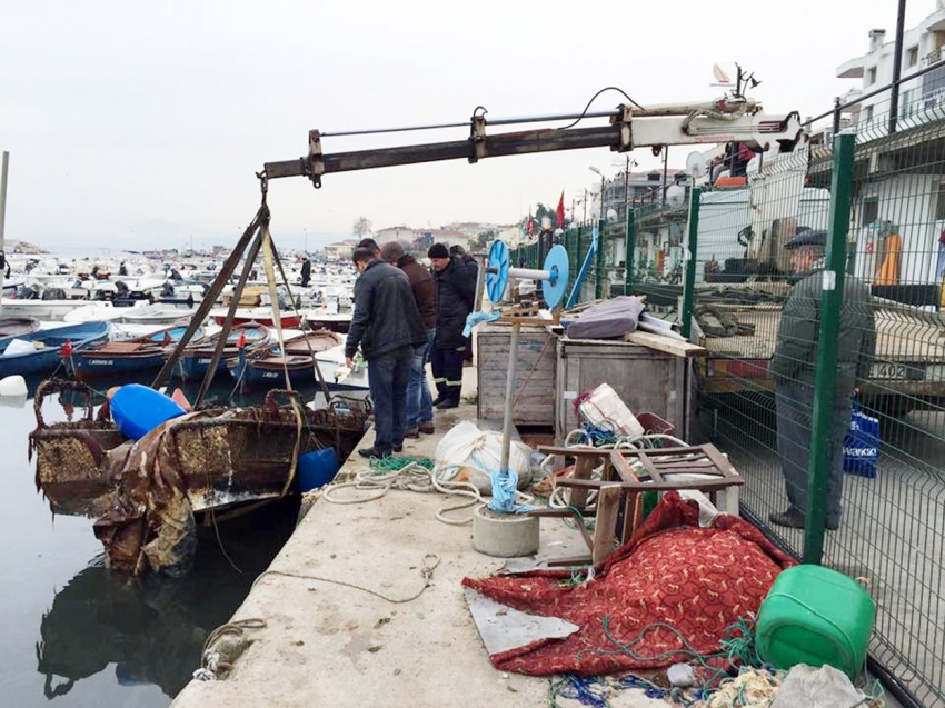 Mudanya'daki batık tekneler tehlike arz ediyor