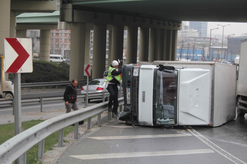 TEM’de devrilen kamyonetten burnu bile kanamadan çıktı