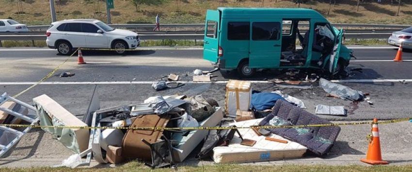 TEM'de minibüs TIR'a çarptı: 2 ölü