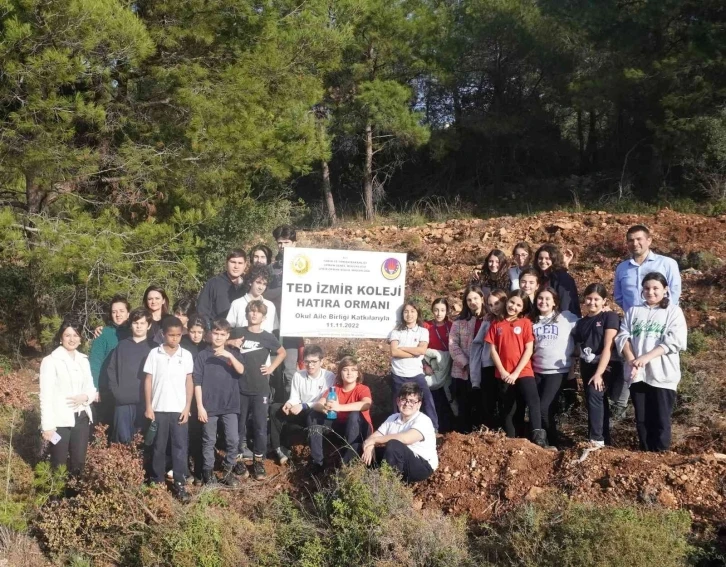 TED İzmir Koleji öğrencileri yüzlerce fidanı toprakla buluşturdu
