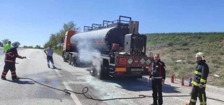 Tehlikeli madde taşıyan tırın dorsesinde çıkan yangın korkuttu
