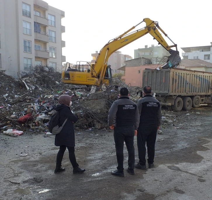 Tekirdağ Çevre, Şehircilik ve İklim Değişikliği Müdürlüğü personeli hasar tespit çalışmalarını sürdürüyor
