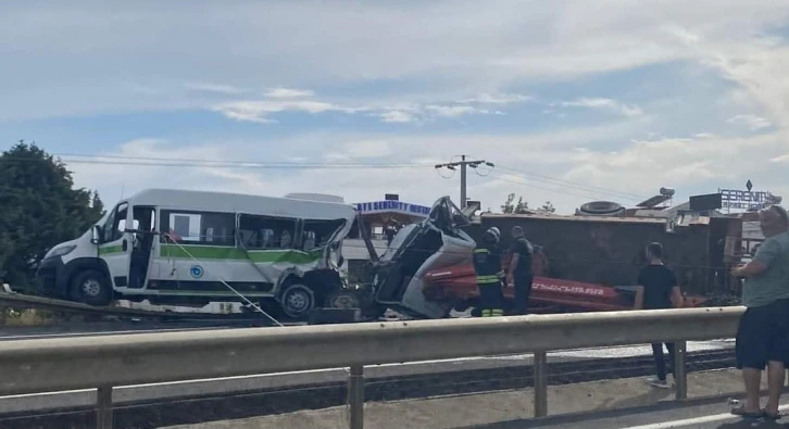 Tekirdağ’da yolcu minibüsü ile vinçli kamyon çarpıştı: 3’ü ağır 12 yaralı
