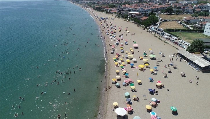 Tekirdağ'da sıcaktan bunalanlar sahillerde serinlemeye çalışıyor