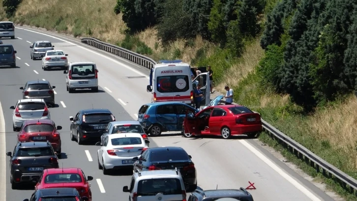 TEM’de 2 otomobil çarpıştı, uzun araç kuyruğu oluştu
