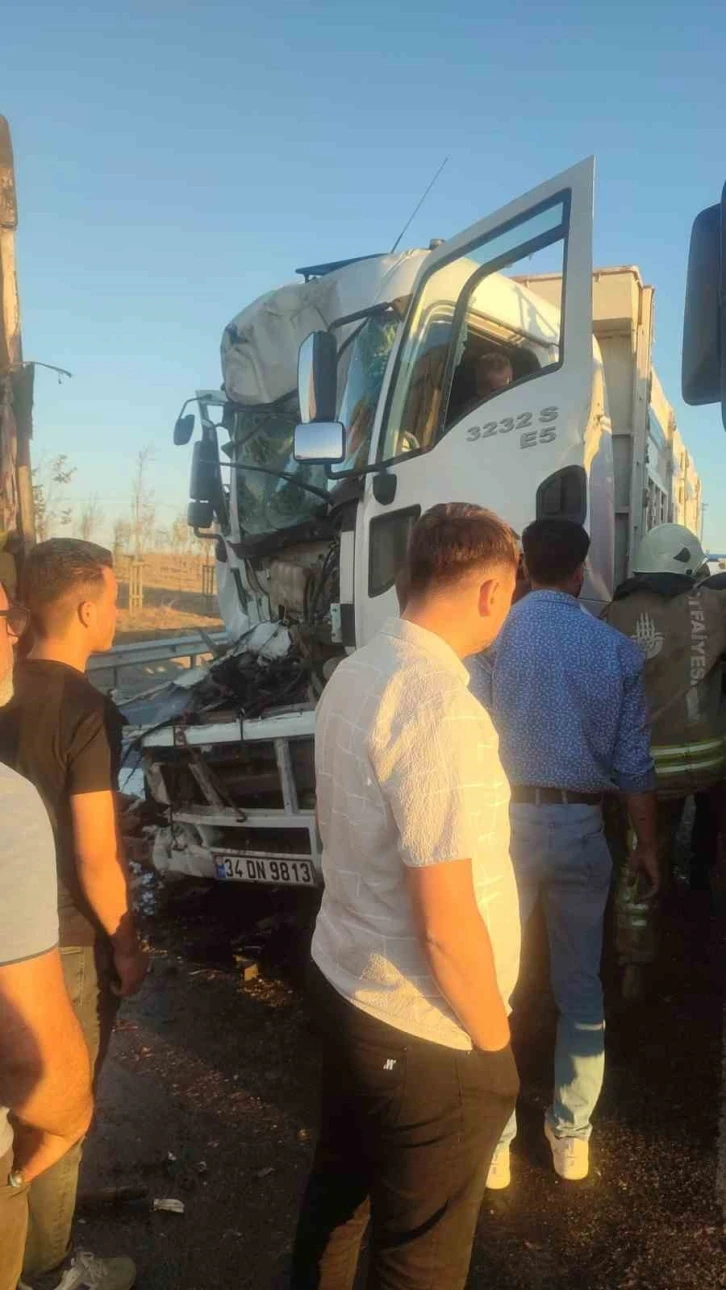 TEM’de zincirleme kaza: 3 tır birbirine girdi, 1 kişi yaralandı