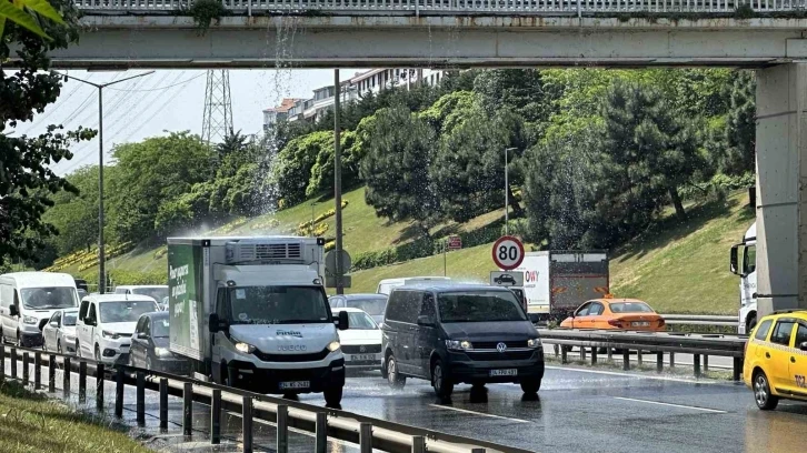 TEM Otoyolu’nda ilginç görüntü: Üstgeçitte boru patladı, sürücüler araçlarını yıkadı
