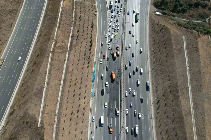 TEM Otoyolu’nda kaza yapan kamyondan düşen cam damacanalar trafiği kilitledi
