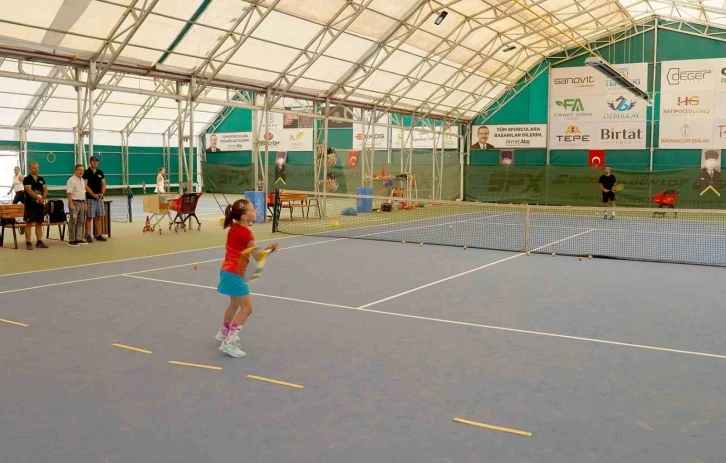 Tepebaşı’nda tenis turnuvası devam ediyor
