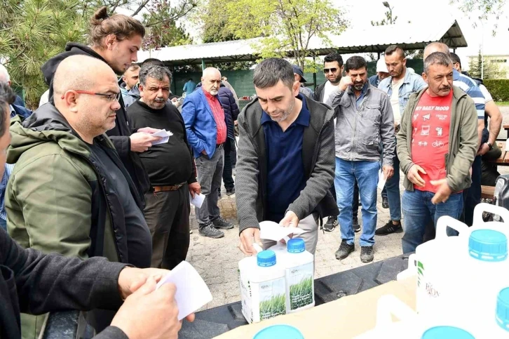 Tepebaşı’ndan çiftçilere sıvı gübre desteği
