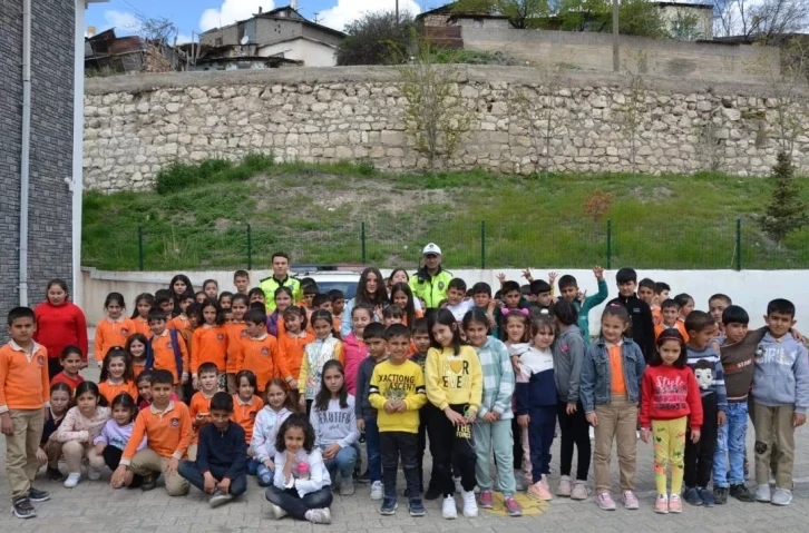 Tercan’da öğrencilere trafik güvenliği eğitimi verildi
