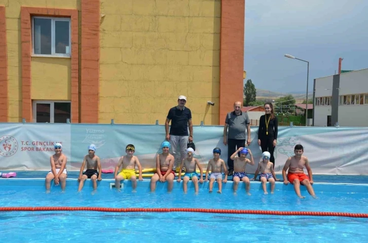 Tercan’da yüzme kursu açıldı
