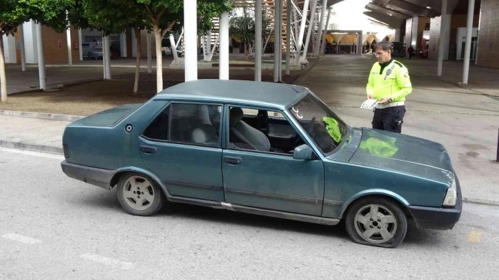 Ters yöne giren kural tanımaz sürücü yaya ve sürücülere korku dolu anlar yaşattı
