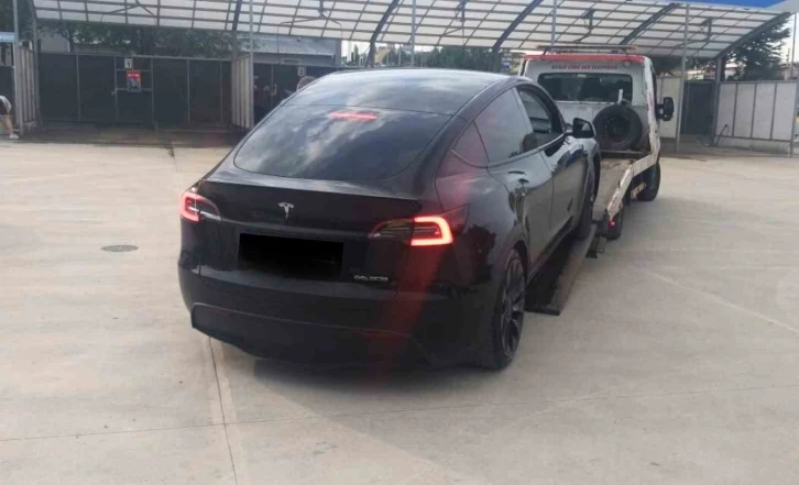 Tesla ile attığı drift pahalıya patladı
