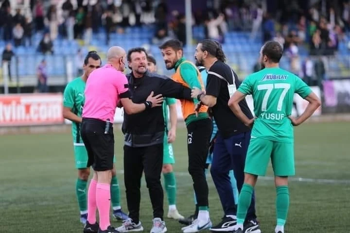 TFF 3. Lig maçında hakem golü verip sonra iptal edince ortalık karıştı
