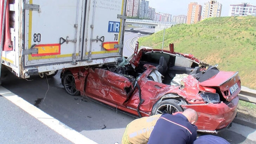 Otomobil TIR'ın altına girdi; 1 ölü