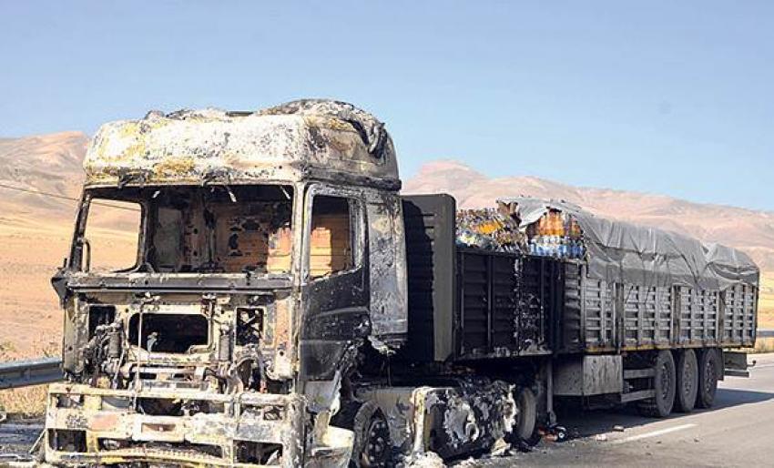 Bitlis-Diyarbakır yolunda 15 TIR ve kamyon yakıldı