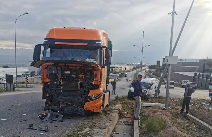 TIR ile otomobilin çarpıştığı kazada sürücüler yaralandı