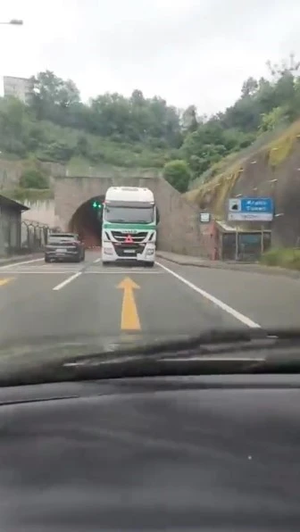 Tır Karadeniz Sahil Yolu’nda geri geri gitti, sürücüler o anları kayda aldı
