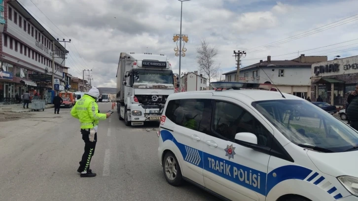 Tır yola çıkan köpeğe çarpmamak için fren yapan kamyona arkadan çarptı
