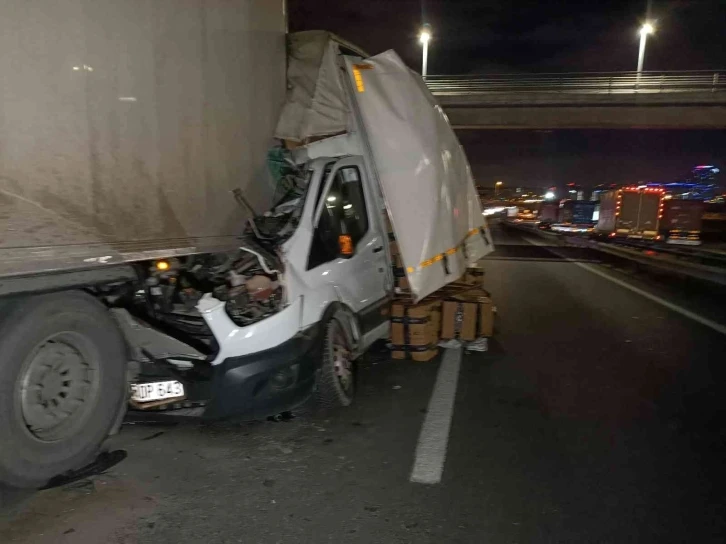 İstanbul tıra arkadan çarpan kamyon sürücüsünün mucize kurtuluşu