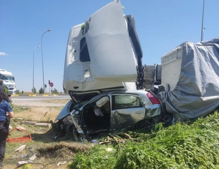 Tırın altında ezilen otomobilde 1 kişi öldü 1 kişi ağır yaralandı
